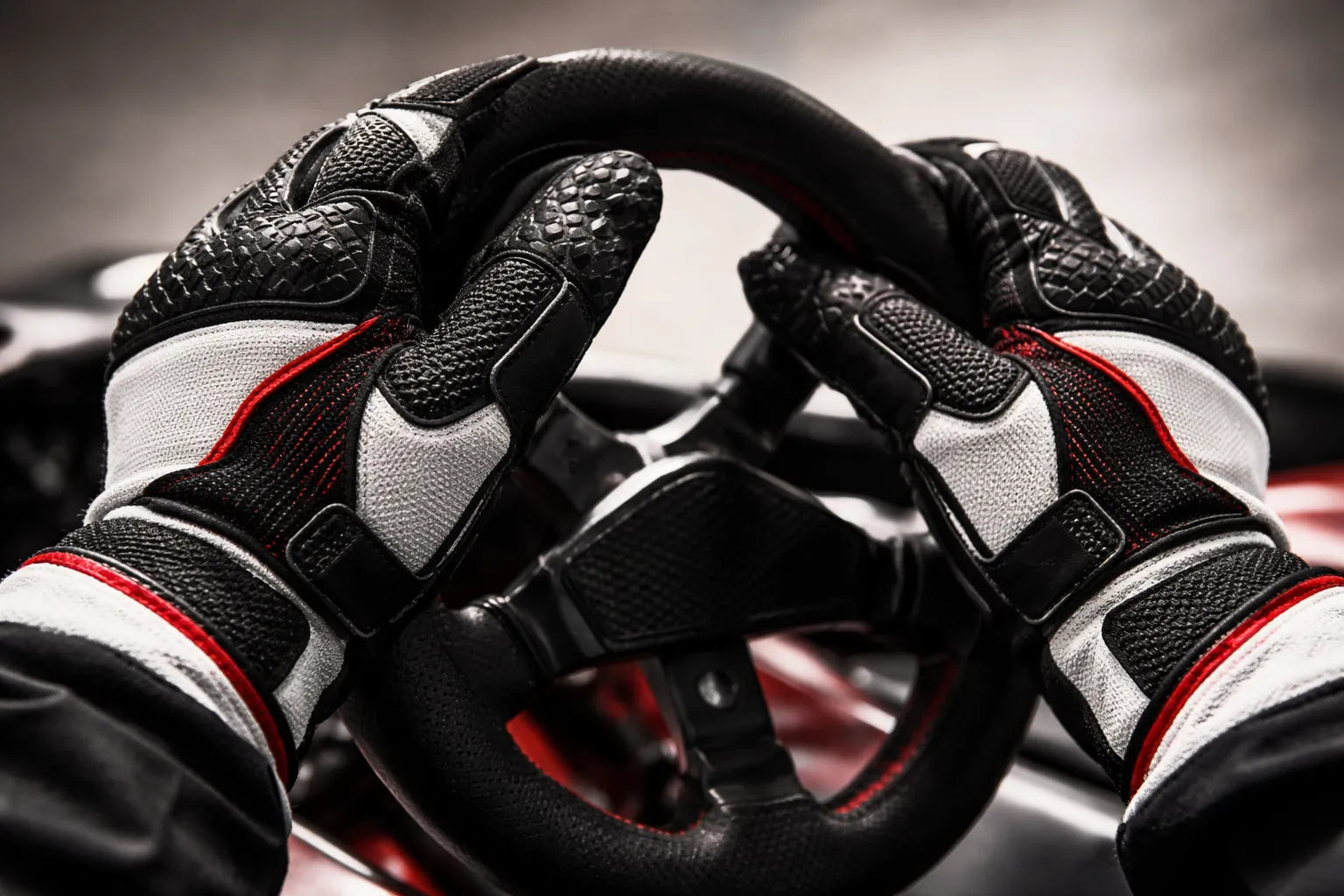 Wat zijn kart handschoenen (en waarom zijn ze onmisbaar)?